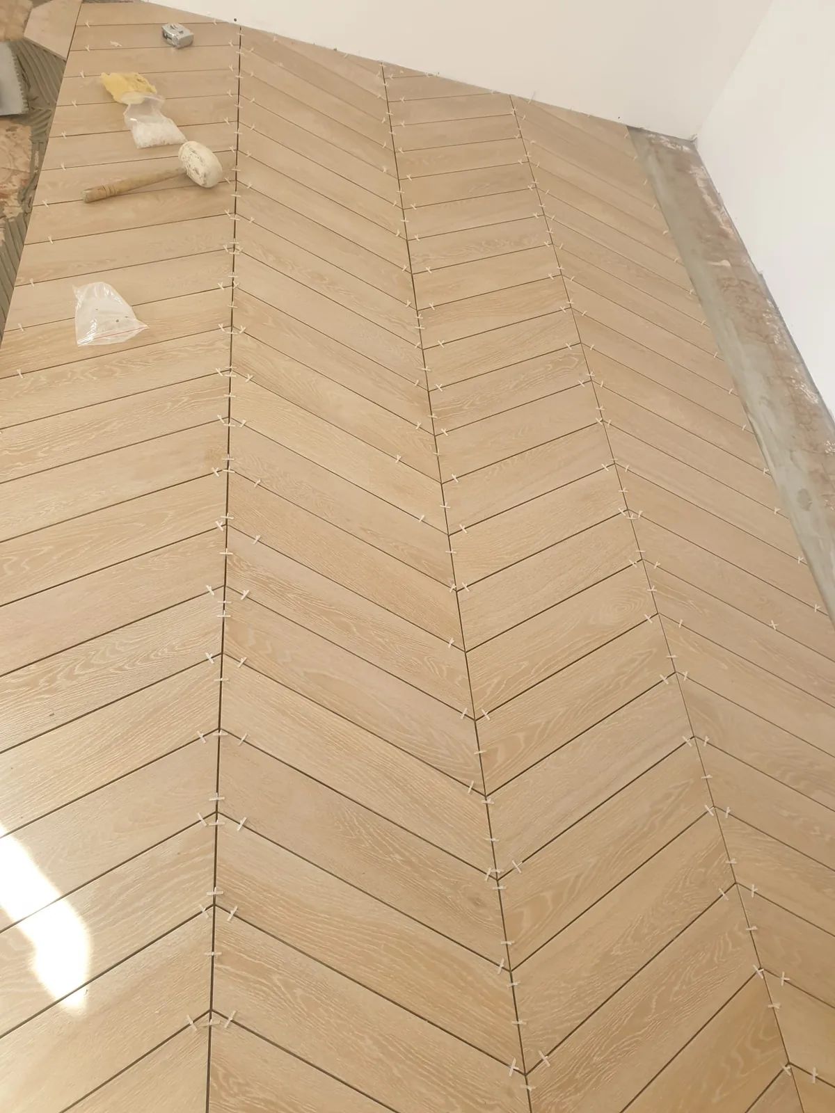 Carrelage imitation bois posé en chevron